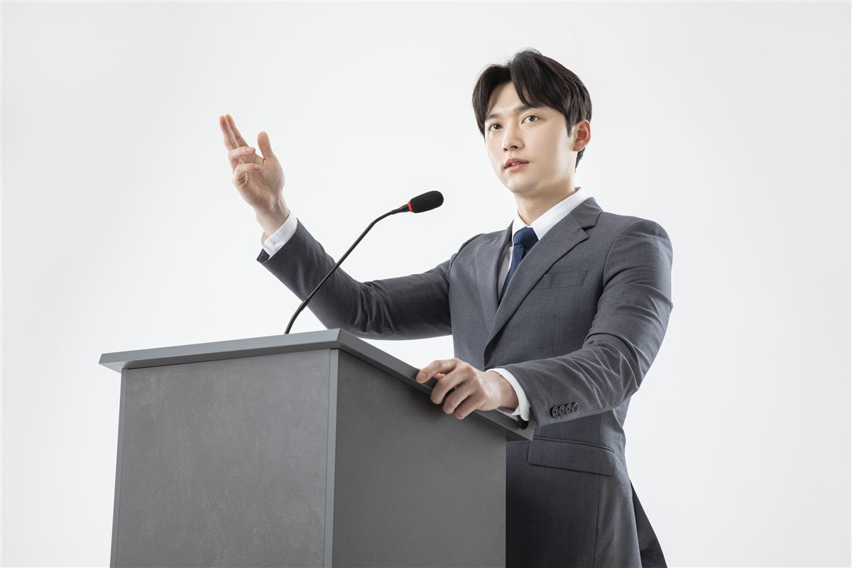 연단에서 강연하는 연사